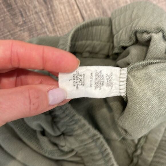 Army Green light weight joggers with pockets
Size large - Picture 3 of 8